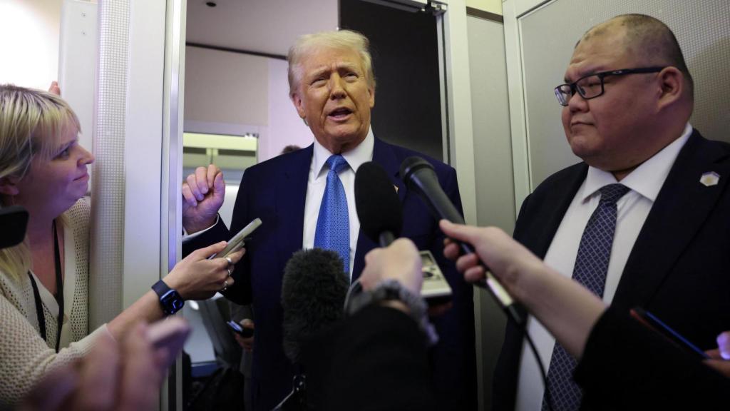 Donald Trump atiende a los periodistas a bordo del Air Force One a su regreso a Washington, el pasado miércoles.