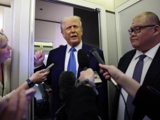 Donald Trump atiende a los periodistas a bordo del Air Force One a su regreso a Washington, el pasado miércoles.