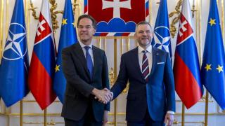 El secretario general de la OTAN, Mark Rutte, durante su reunión de este jueves en Bratislava con el presidente de Eslovaquia, Peter Pellegrini