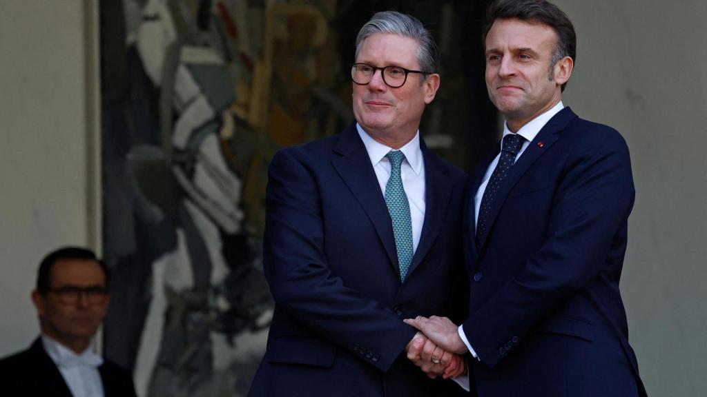 El presidente francés, Emmanuel Macron, da la bienvenida al primer ministro británico, Keir Starmer, a su llegada a una reunión con líderes europeos sobre Ucrania y la seguridad europea en el Palacio del Elíseo en París, Francia, el 17 de febrero de 2025.
