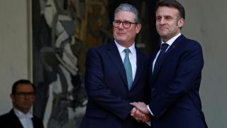 El presidente francés, Emmanuel Macron, da la bienvenida al primer ministro británico, Keir Starmer, a su llegada a una reunión con líderes europeos sobre Ucrania y la seguridad europea en el Palacio del Elíseo en París, Francia, el 17 de febrero de 2025.