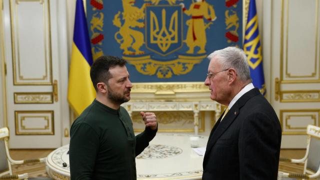 Zelenskiy, antes de reunirse con el enviado especial de Estados Unidos para Ucrania, ayer, en Kiev.