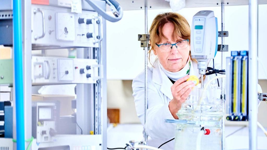 Lidija Šiller en el laboratorio de la Escuela de Ingeniería de la Universidad de Newcastle