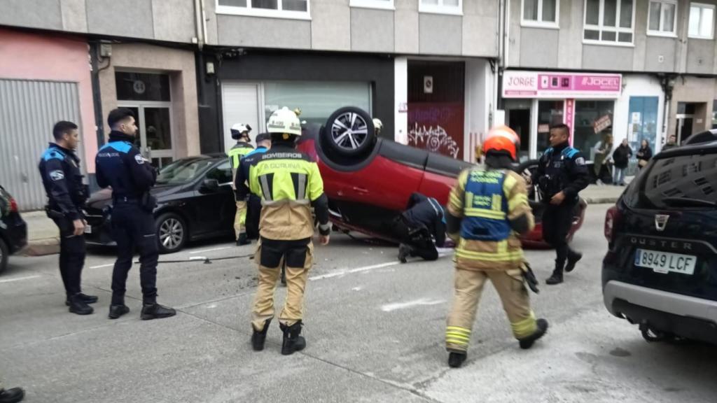Una herida tras el vuelco de un coche en el barrio de Monte das Moas de A Coruña