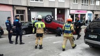 Una herida tras el vuelco de un coche en el barrio de Monte das Moas de A Coruña