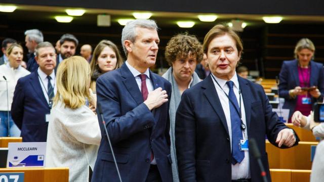 El presidente de la Xunta, Alfonso Rueda, y el director xeral de Relacións Exteriores e coa Unión Europea, Jesús Gamallo, en el Comité Europeo de las Regiones
