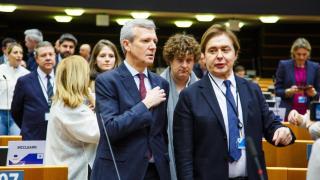 El presidente de la Xunta, Alfonso Rueda, y el director xeral de Relacións Exteriores e coa Unión Europea, Jesús Gamallo, en el Comité Europeo de las Regiones