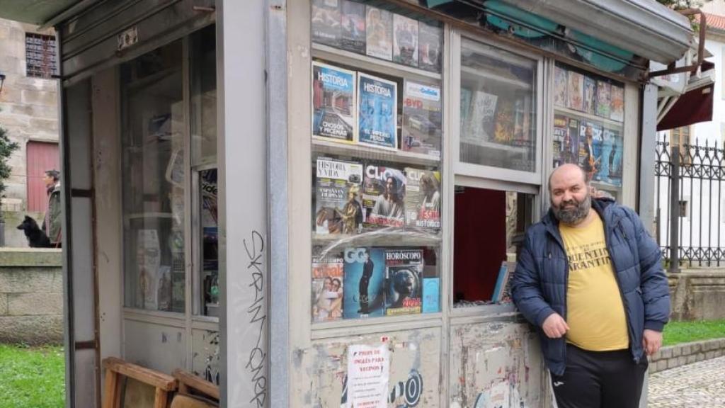 Óscar López Lesta frente a su kiosco en la calle Panaderas.