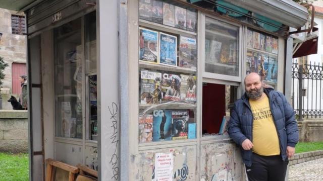 Óscar López Lesta frente a su kiosco en la calle Panaderas.