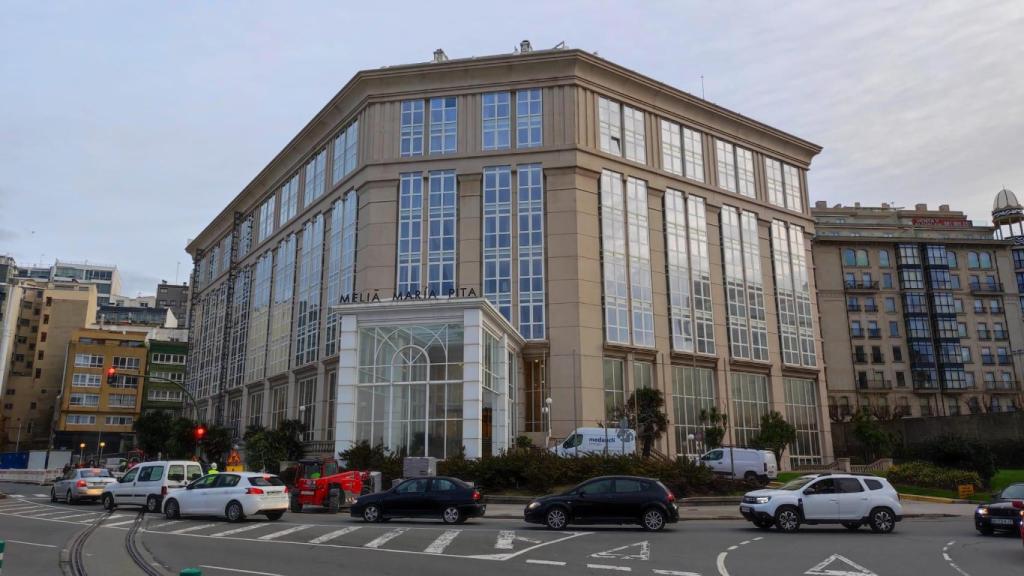 Maquinaria de obra y trabajos delante y en un lateral del hotel Meliá María Pita de A Coruña.