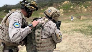Imagen de uno de los ejercicios de adiestramiento en tiro en la Sierra del Retñin, en Barbate (Cádiz).