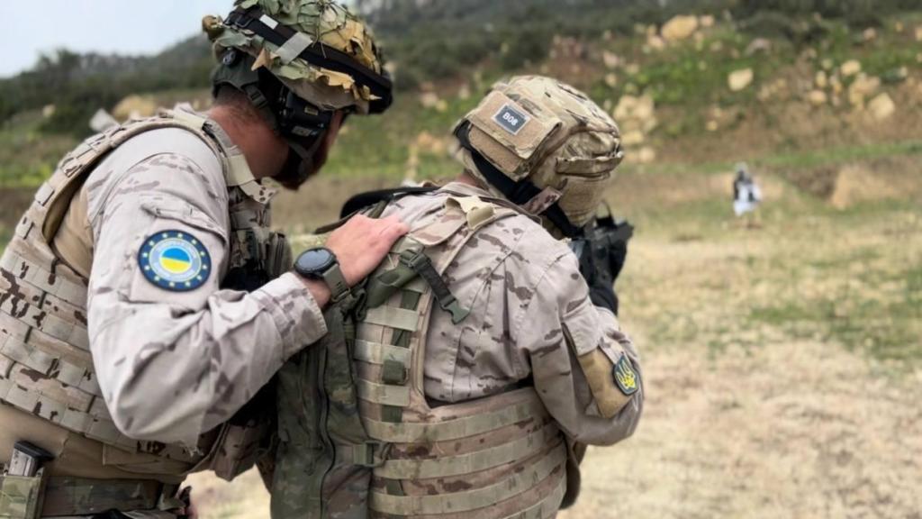 Imagen de uno de los ejercicios de adiestramiento en tiro para civiles ucranianos en la Sierra del Retín, en Barbate (Cádiz).