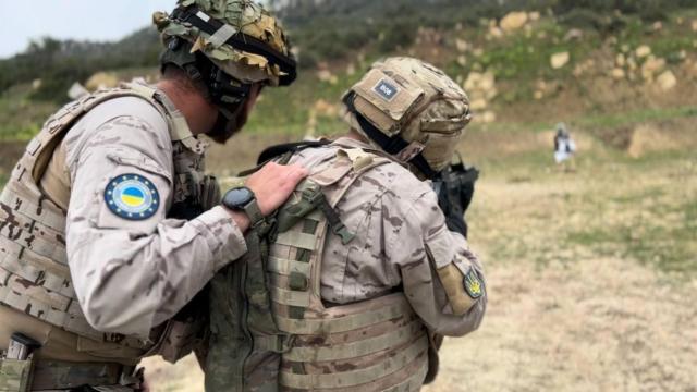 Imagen de uno de los ejercicios de adiestramiento en tiro para civiles ucranianos en la Sierra del Retín, en Barbate (Cádiz).