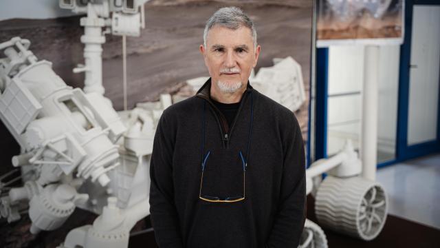 Víctor Parro es doctor en Ciencias y especialista en microbiología molecular y ambiental; desde hace 5 años está al frente del Centro de Astrobiología (CAB), situado en la sede del INTA, en Torrejón de Ardoz.