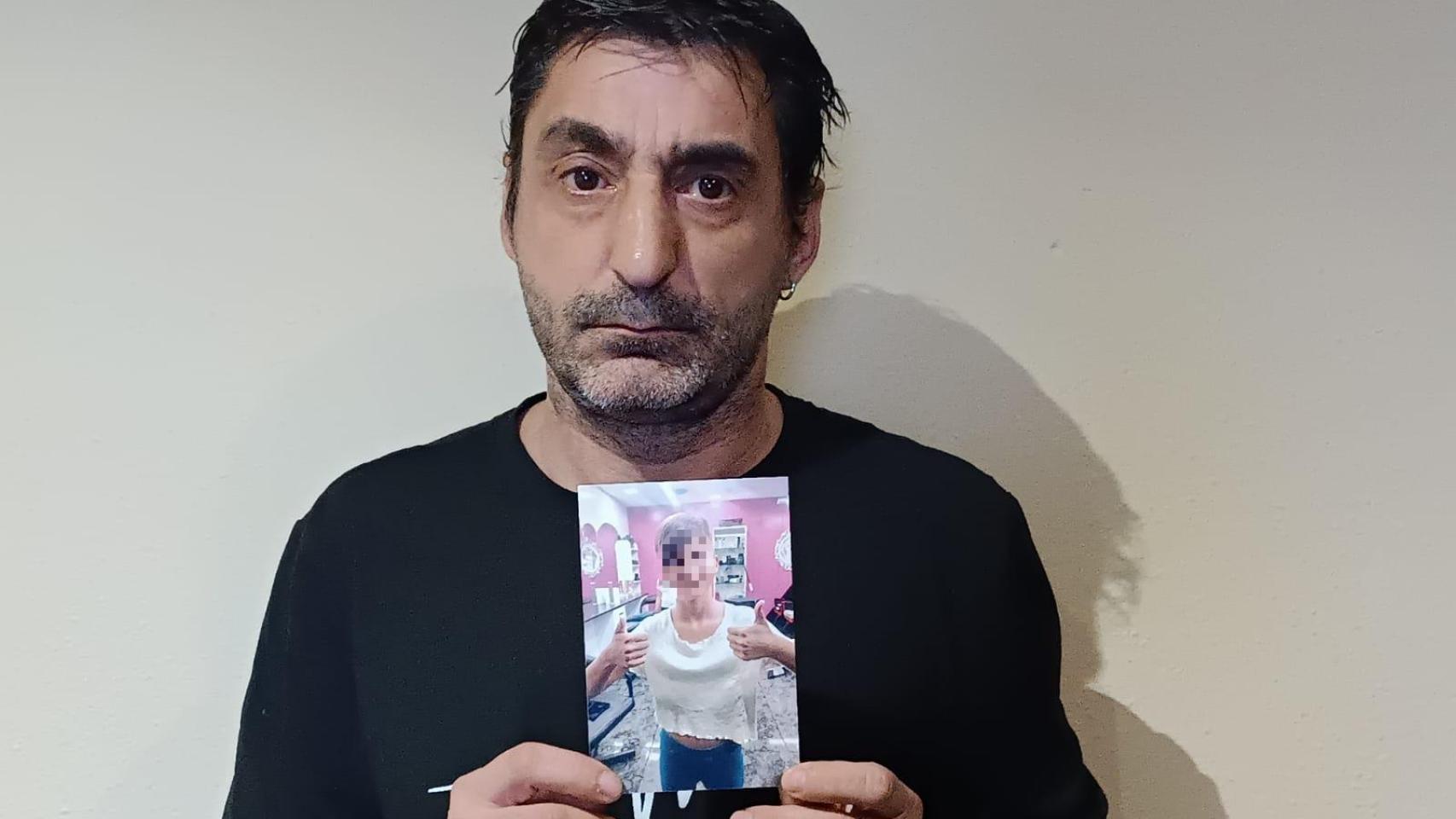 David Piernagorda, con una foto de su hija, a  la que no ve desde el 16 de noviembre de 2023.