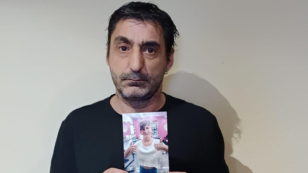 David Piernagorda, con una foto de su hija, a  la que no ve desde el 16 de noviembre de 2023.