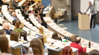 Imagen de una clase de universitarios.