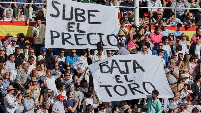 Asistentes protestando en la plaza de Toros de Ventas.