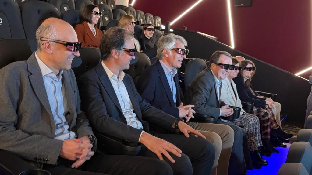 Abel Caballero con gafas 3D en la visita a las salas premium del Centro Comercial Gran Vía.
