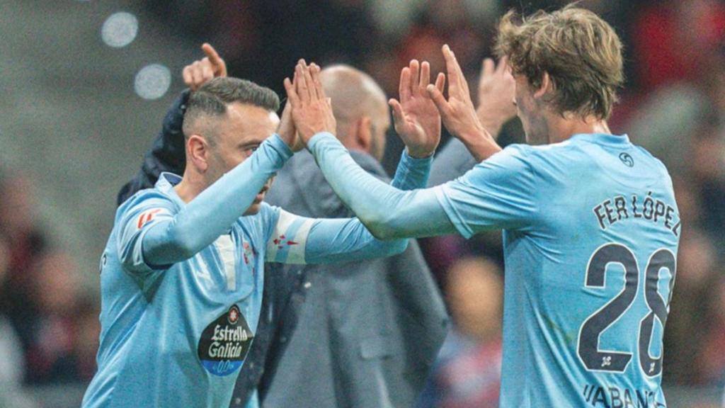 Aspas dando el relevo a Fer López en el Metropolitano.