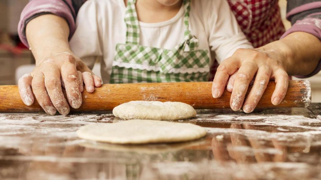 Abuela y nieta amasando.
