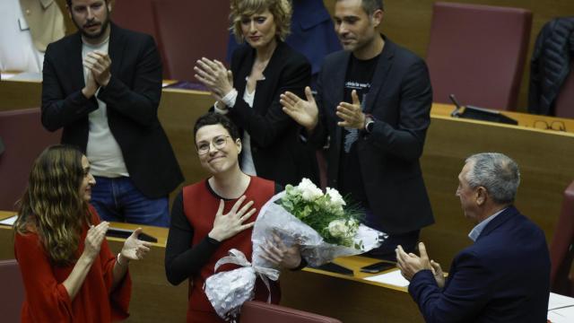 La diputada de Compromís en Les Corts Valencianes, Aitana Mas, aplaudida a su regreso al Parlamento autonómico tras haber superado un cáncer de mama. Efe / Biel Aliño