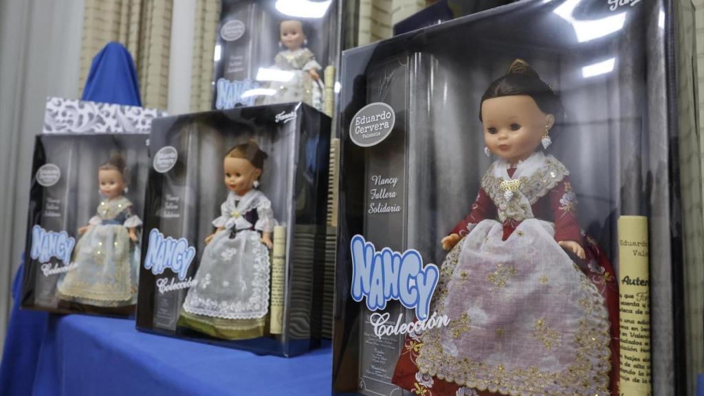 El diseñador Eduardo Cervera junto a las muñecas Nancy durante la presentación de las cinco nuevas y únicas unidades de Nancy Fallera Solidaria. Rober Solsona / Europa Press