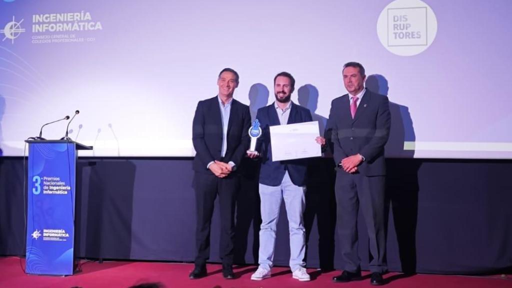 Alberto Iglesias Fraga, subdirector de este medio, recoge el galardón en representación del equipo de DISRUPTORES.