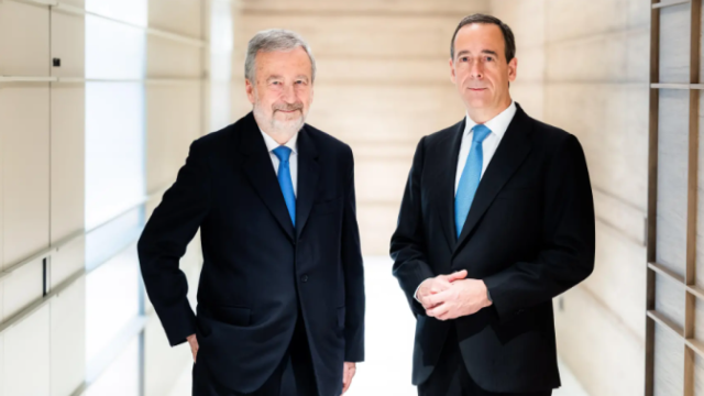 El presidente de Caixabank, Tomás Muniesa (izq.), y el consejero delegado, Gonzalo Gortázar / CAIXABANK