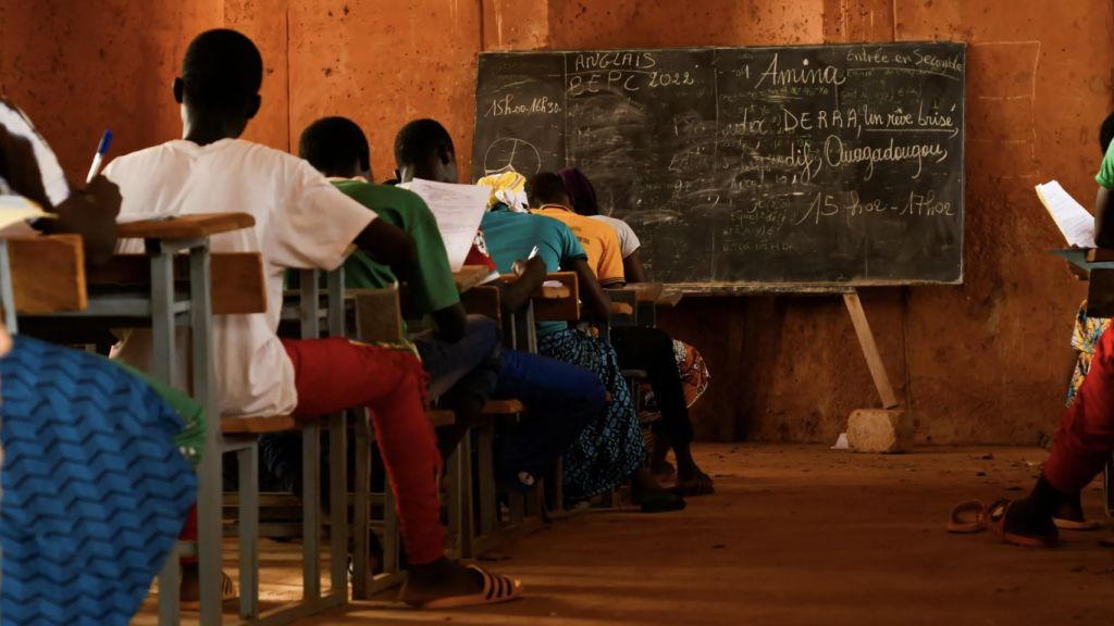 Alumnos en un examen en Burkina Faso.