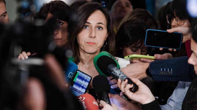 Ione Belarra, secretaria general de Podemos, atendiendo a los medios este viernes.