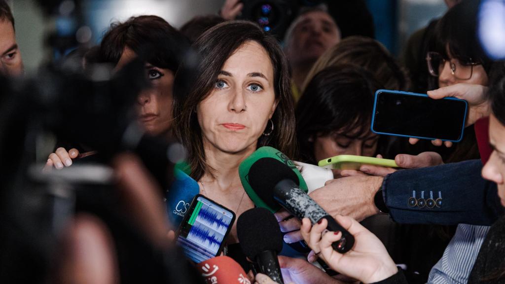 Ione Belarra, secretaria general de Podemos, atendiendo a los medios este viernes.