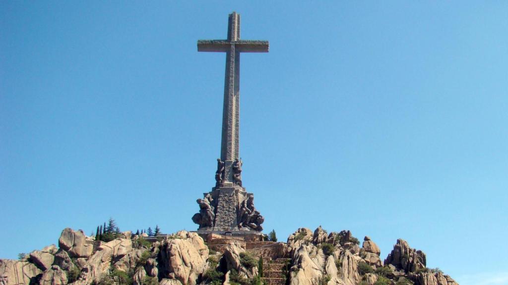 Vista de la cruz del Valle de Cuelgamuros.