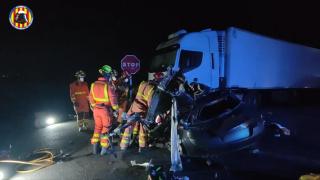 Actuación de los bomberos en Benifaió en un accidente que ha dejado tres víctimas mortales. Bomberos