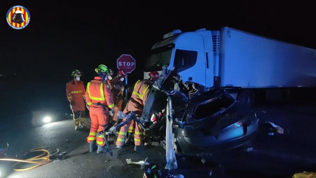 Actuación de los bomberos en Benifaió en un accidente que ha dejado tres víctimas mortales. Bomberos