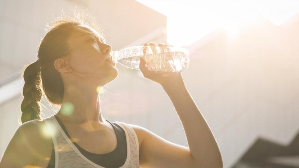Beber agua es una de las claves que da la experta en nutrición.