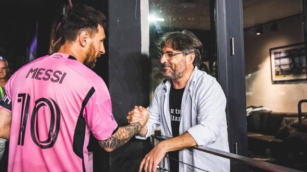 Jordi Évole estrecha la mano de Leo Messi.
