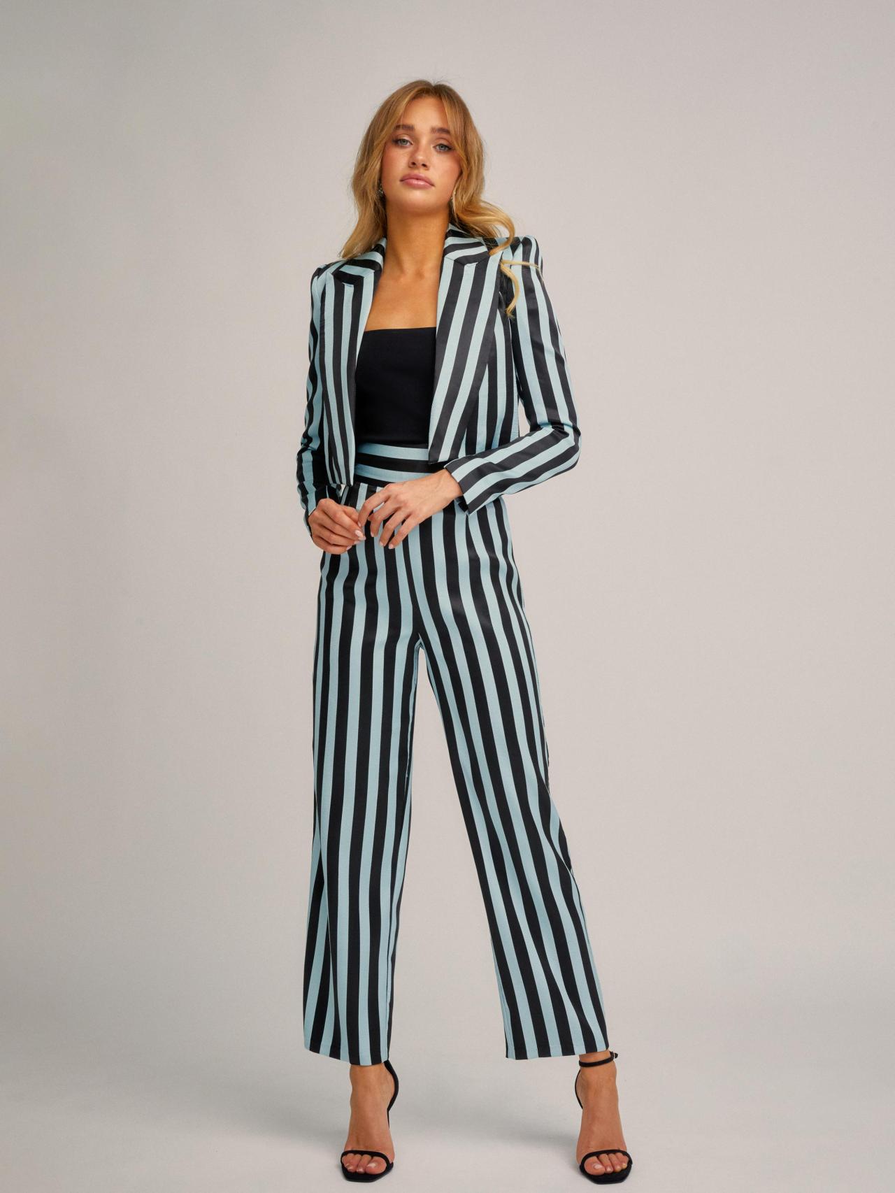 Traje azul y negro de Victoria Colección.