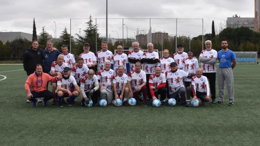 Foto del equipo de fútbol andando de la Fundación Eusebio Sacristán