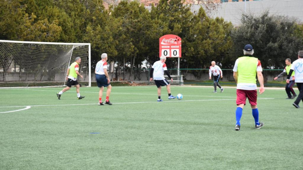 Jugador realizando un pase a su compañero