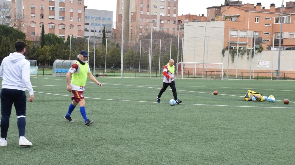 Jugador conduciendo el balón por la banda