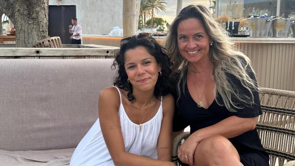 Clarissa y Graziela el verano pasado en el local Puntapiedra.