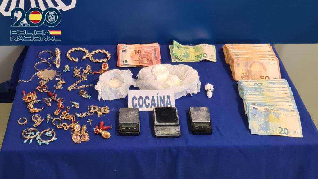 Droga, dinero y joyas intervenidas por la Policía Nacional.