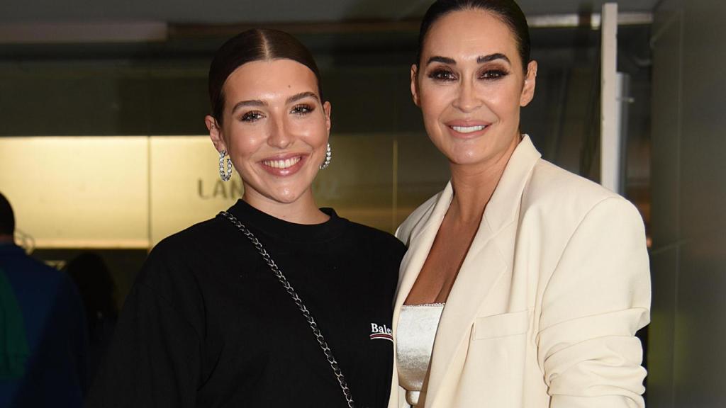 Alba Díaz junto a su madre, muy feliz.
