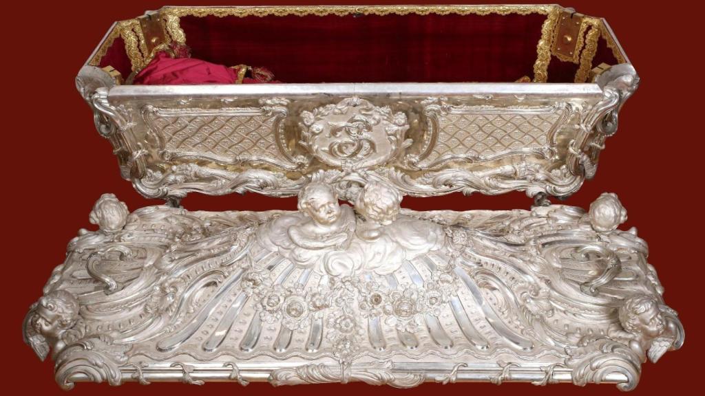 Sepulcro abierto de Santa Teresa en Alba de Tormes