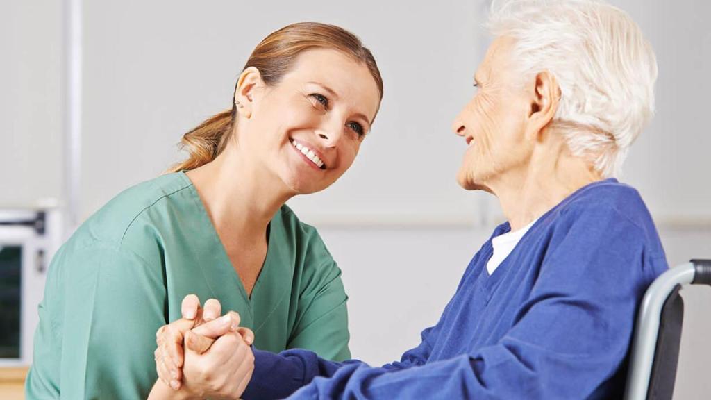 Una persona mayor atendida.