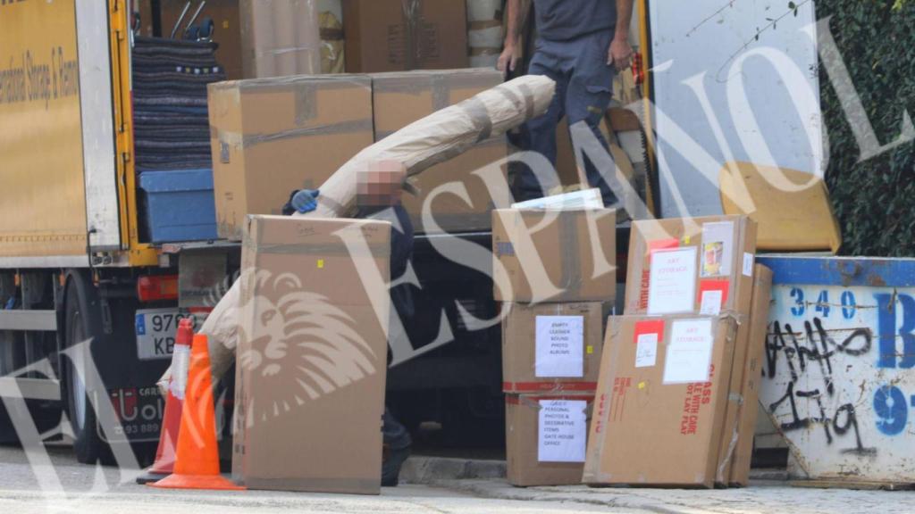 Varios operarios de mudanzas bajaron los enseres del actor a su casa de La Moraleja.