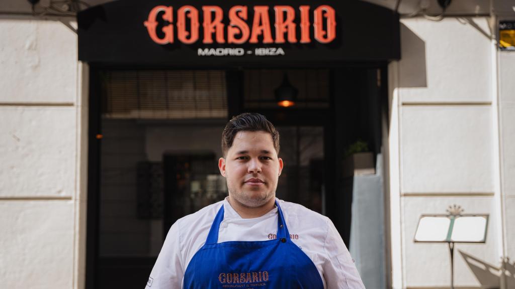 Livan Valdés en la entrada de Corsario.