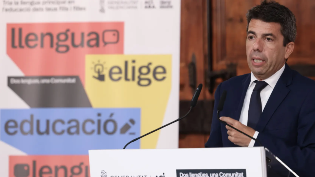 Mazón, durante la presentación de la consulta. EE