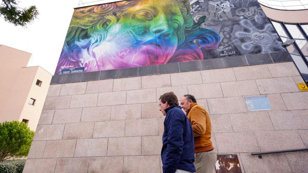 El alcalde de Madrid, José Luis Martínez-Almeida, y el concejal-presidente de Moratalaz, Ignacio Pezuela.